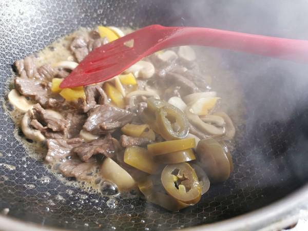 口蘑炒肉片的做法-酸辣味炒菜譜