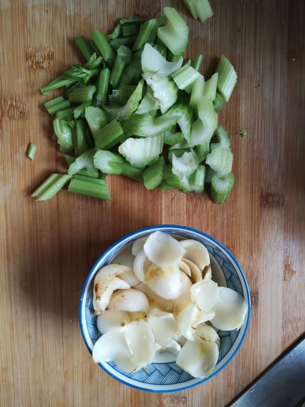 西芹百合炒蝦仁的做法-家常味炒菜譜