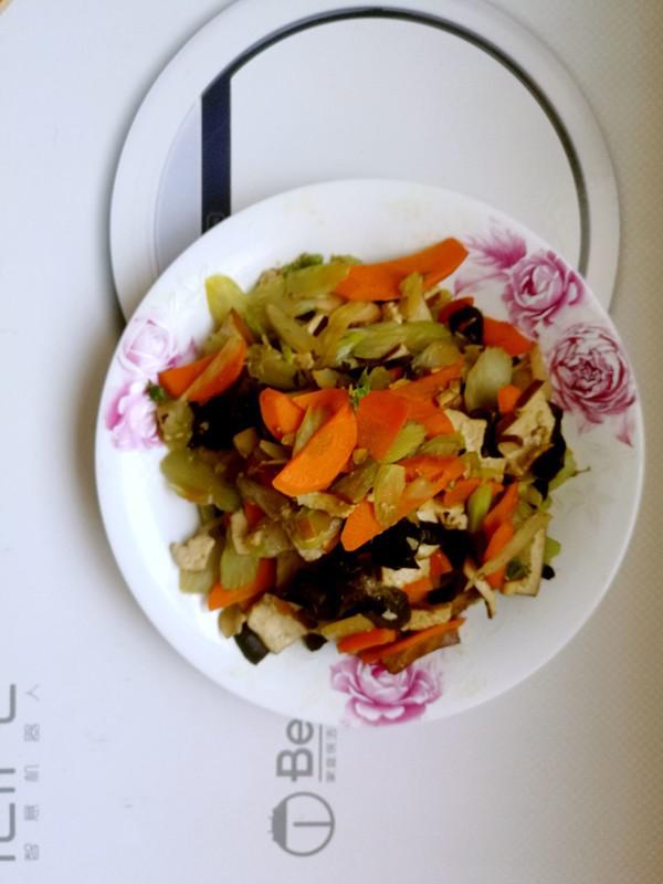 胡蘿卜炒黑木耳的做法-家常味炒菜譜