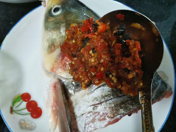 家常版剁椒魚頭的做法-香辣味蒸菜譜