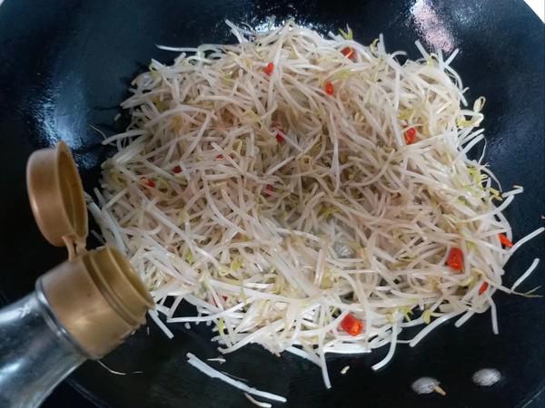 爆炒。酸辣綠豆芽的做法-咸鮮味炒菜譜
