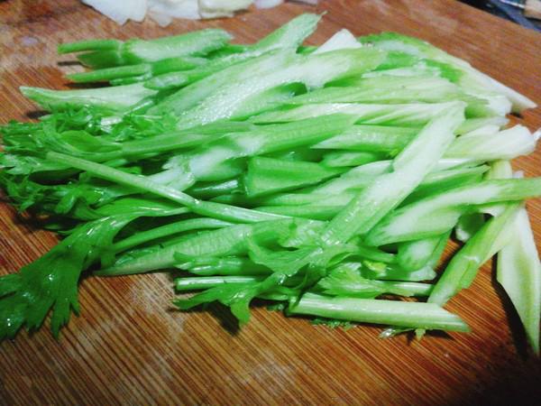 芹菜炒腐竹的做法-家常味炒菜譜