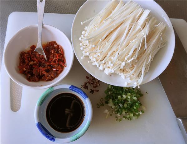 剁椒蒸金針菇的做法-香辣味蒸菜譜