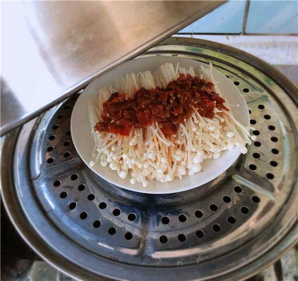 剁椒蒸金針菇的做法-香辣味蒸菜譜