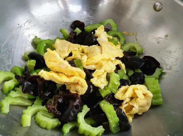 雞蛋炒苦瓜黑木耳的做法-家常味炒菜譜