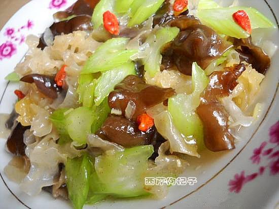 銀耳西芹枸杞子的做法-家常味炒菜譜