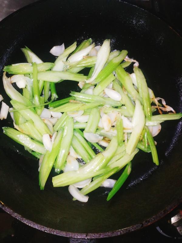 西芹百合的做法-家常味炒菜譜-易網(wǎng)健康養(yǎng)生網(wǎng) 西芹百合的做法-家常味炒菜譜