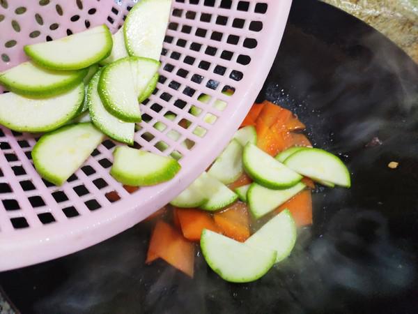 西葫蘆炒馬肉的做法-家常味炒菜譜