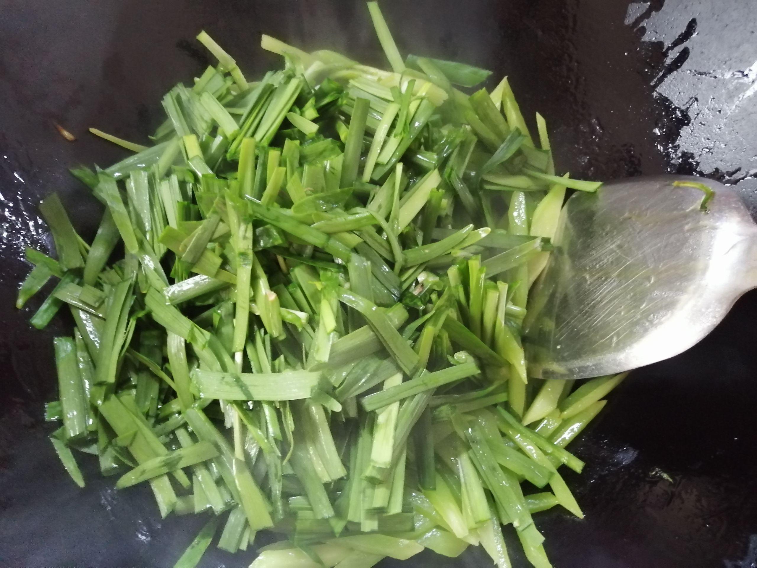 萵苣炒韭菜的做法-家常味炒菜譜