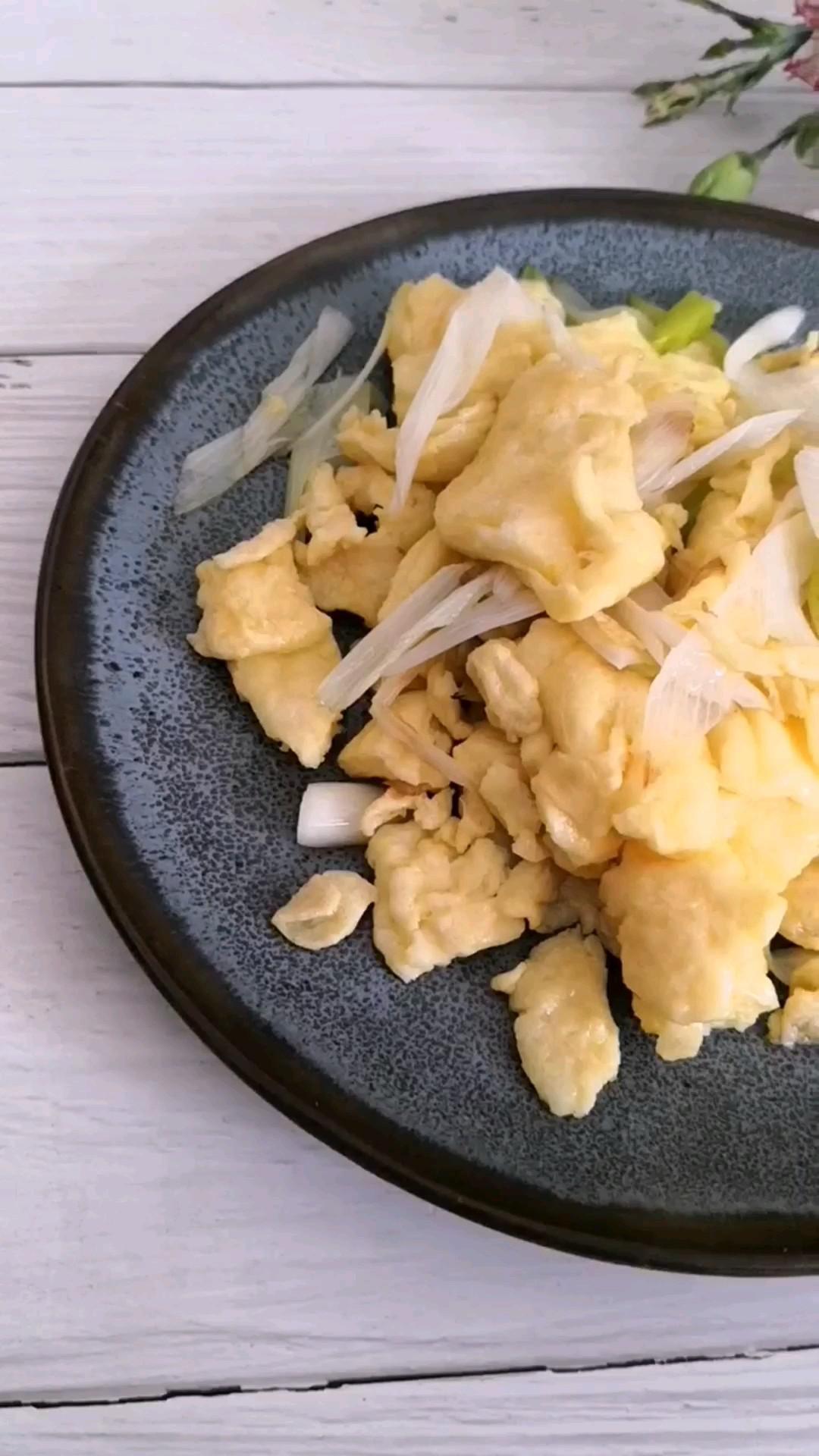 大蔥炒雞蛋的做法-家常味炒菜譜
