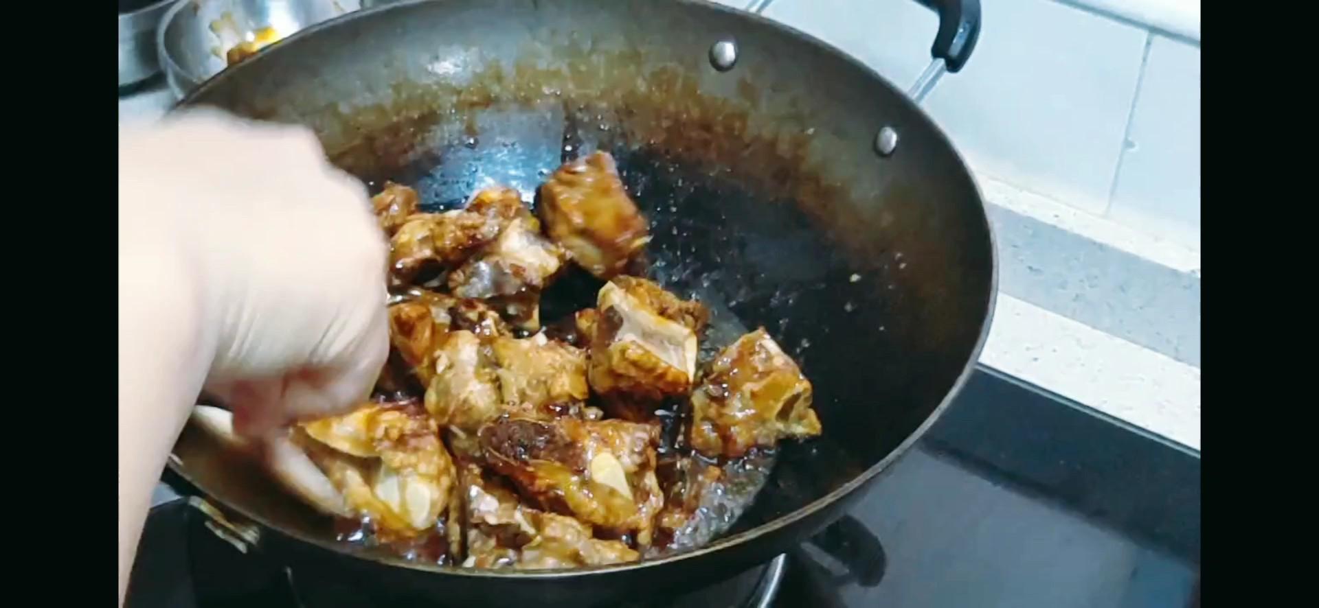 油亮亮的紅燒排骨的做法-咸鮮味燒菜譜