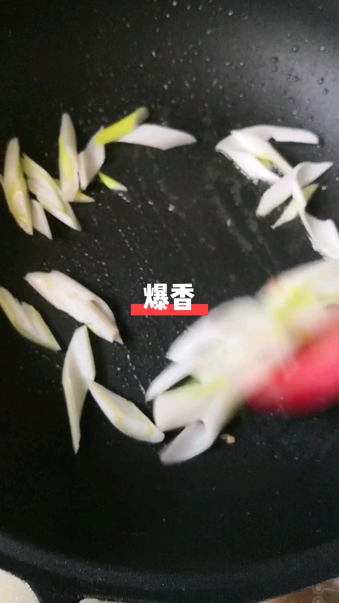 大蔥炒雞蛋的做法-家常味炒菜譜