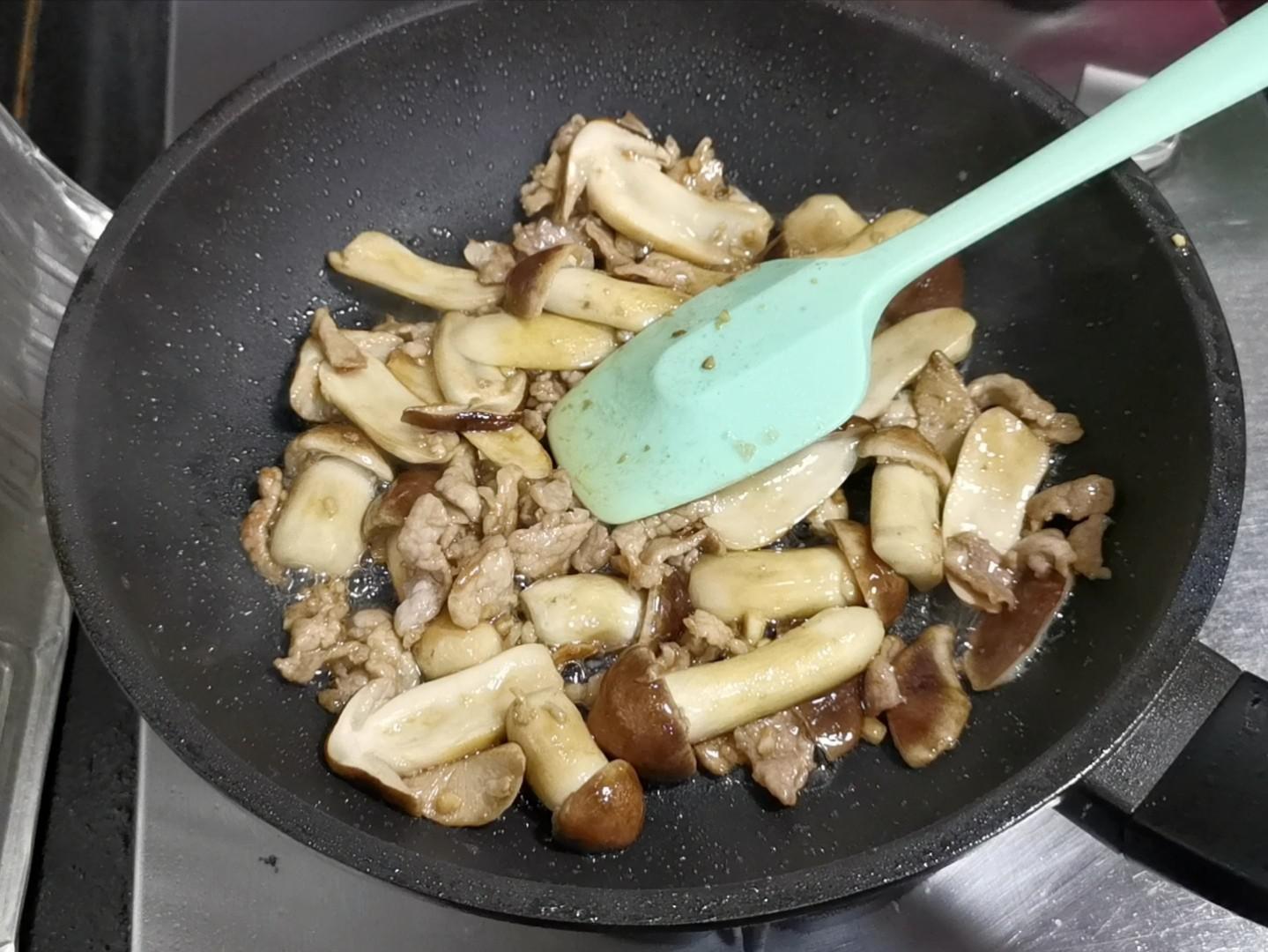 姬松茸炒肉的做法-家常味炒菜譜