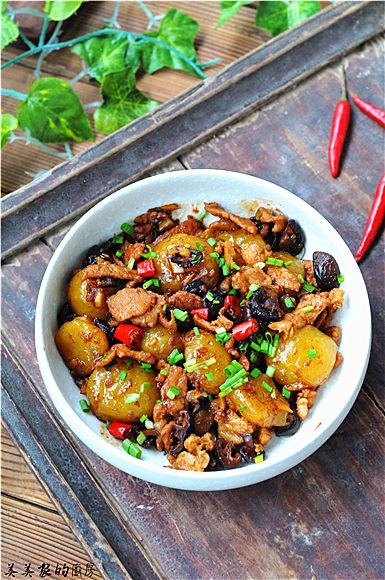 醬香水晶土豆丸子的做法-家常味燒菜譜-易網(wǎng)健康養(yǎng)生網(wǎng) 醬香水晶土豆丸子的做法-家常味燒菜譜