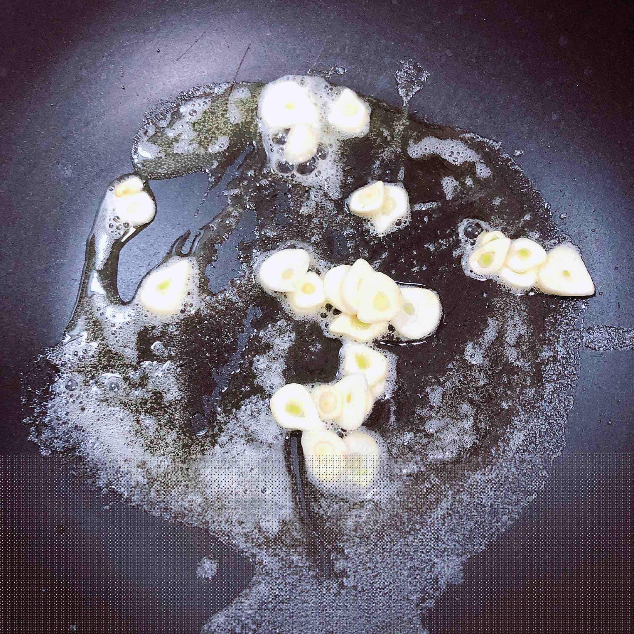 黃油黑椒西葫蘆（快手菜）的做法-黑椒味炒菜譜