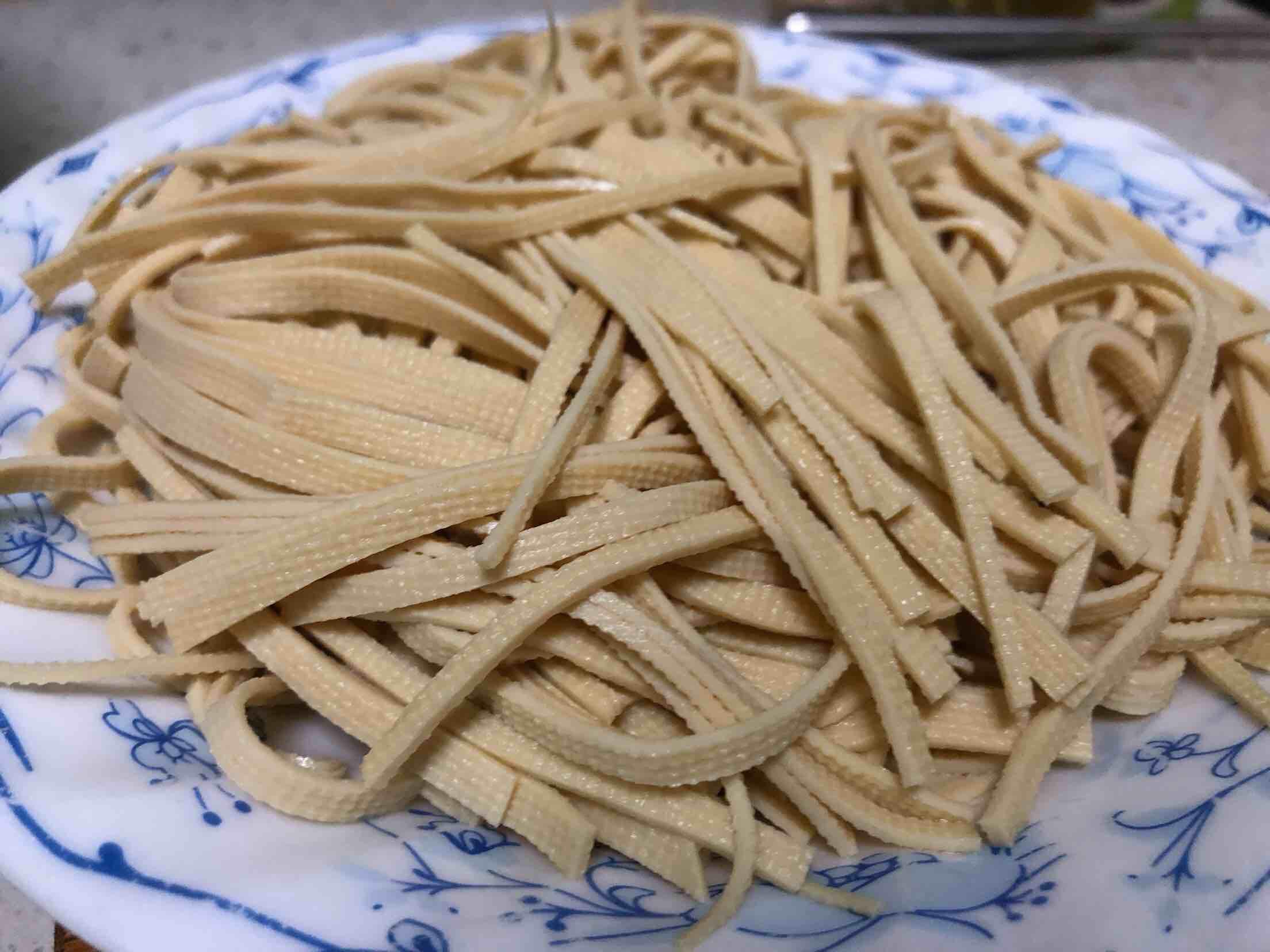 咸肉香腸蒸干絲的做法-咸鮮味蒸菜譜-易網<a href=http://www.logojc.com/ target=_blank class=infotextkey>健康養生</a>網 咸肉香腸蒸干絲的做法-咸鮮味蒸菜譜