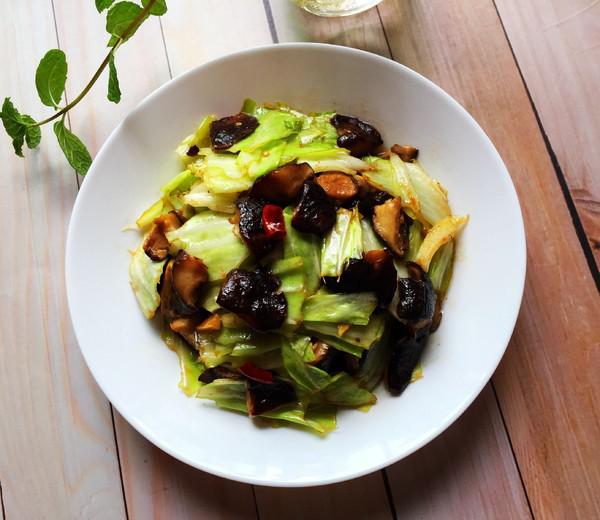 香菇熗卷心菜的做法-家常味炒菜譜