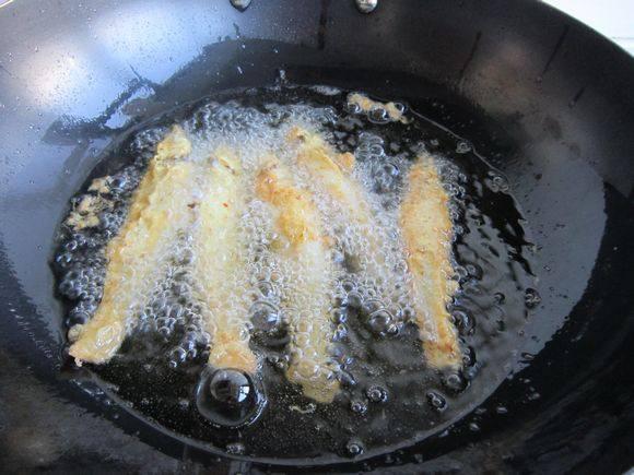 干炸沙丁魚的做法-家常味炸菜譜