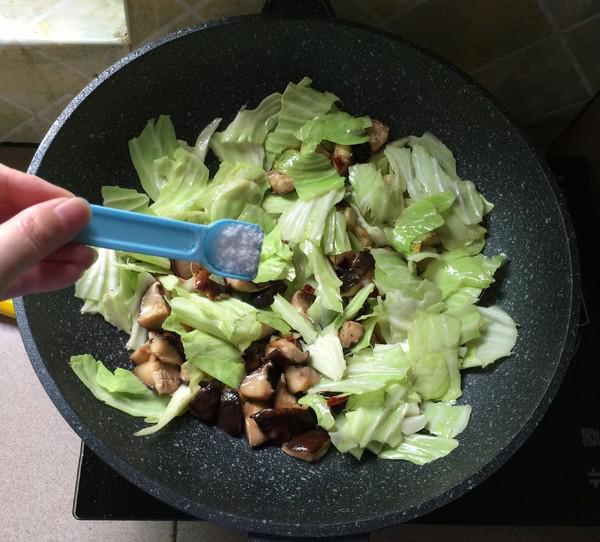 香菇熗卷心菜的做法-家常味炒菜譜