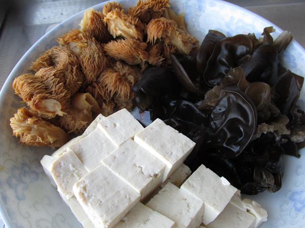 猴頭菇豆腐燉鯽魚(yú)的做法-咸鮮味燉菜譜