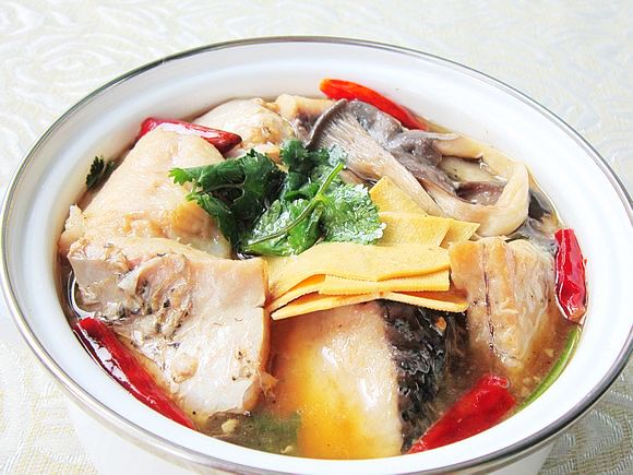 蘑菇燉鯉魚的做法-家常味燉菜譜