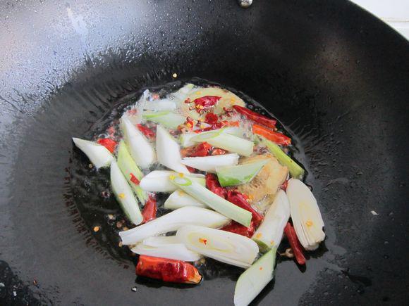 蘑菇燉鯉魚的做法-家常味燉菜譜