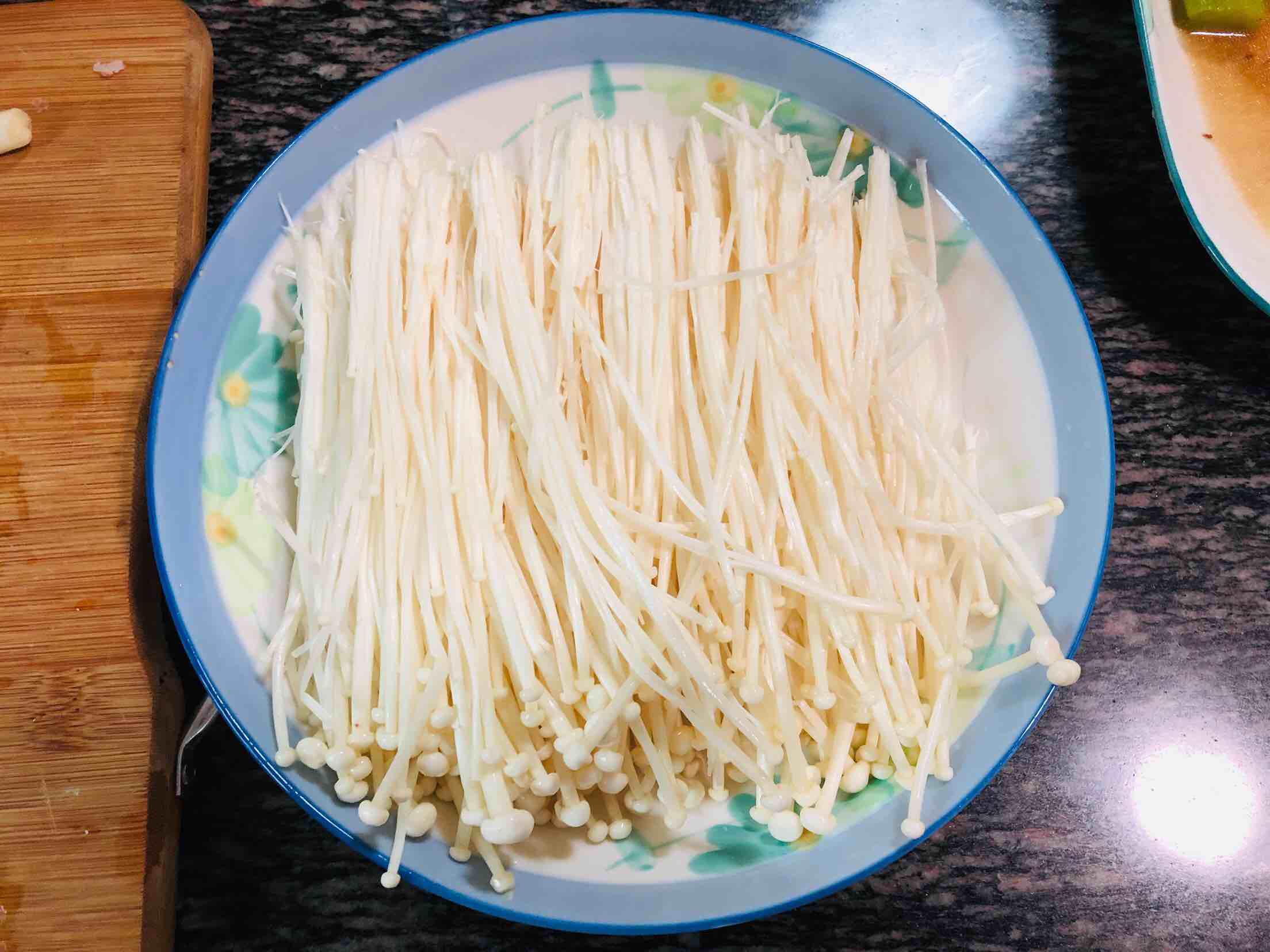 清蒸金針菇的做法-香辣味蒸菜譜