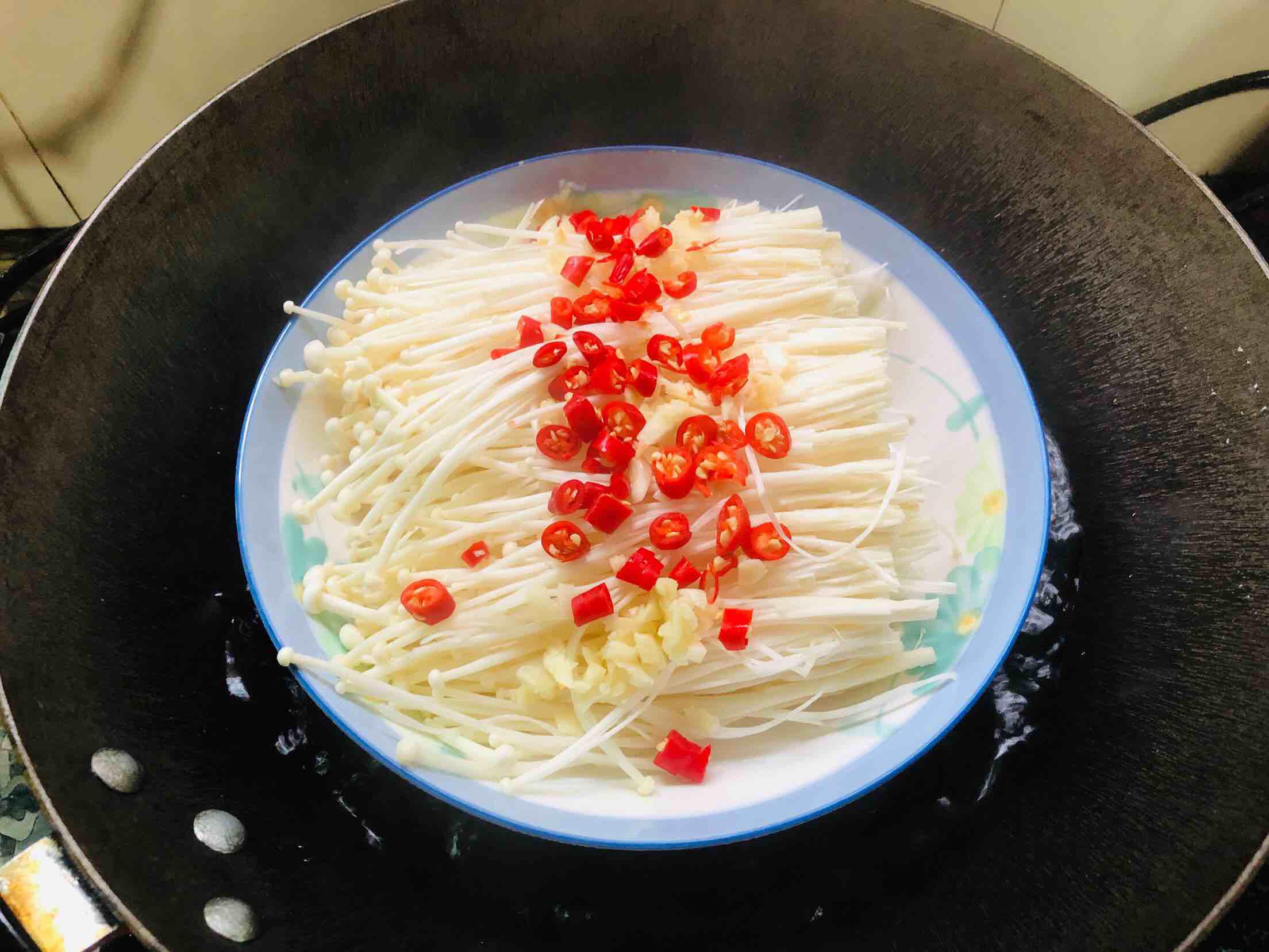 清蒸金針菇的做法-香辣味蒸菜譜