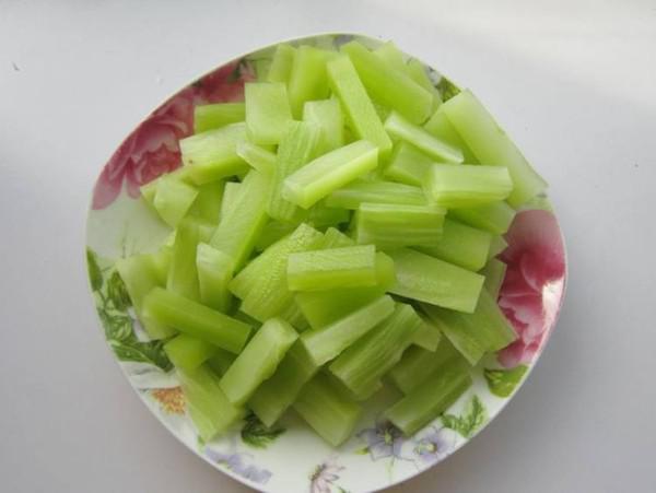 萵筍燜臘肉的做法-家常味燜菜譜