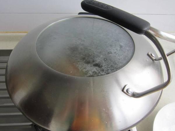 萵筍燜臘肉的做法-家常味燜菜譜