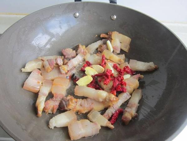 萵筍燜臘肉的做法-家常味燜菜譜