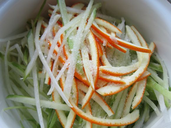 橙子皮拌青蘿卜絲的做法-家常味拌菜譜