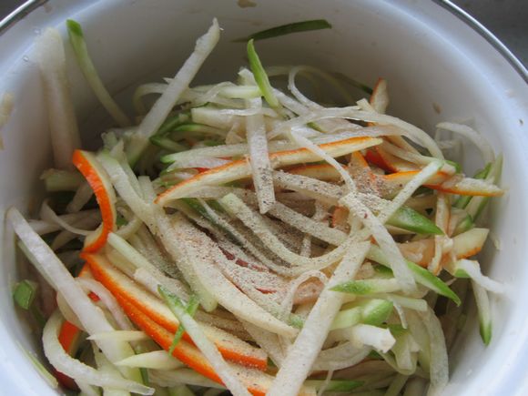 橙子皮拌青蘿卜絲的做法-家常味拌菜譜