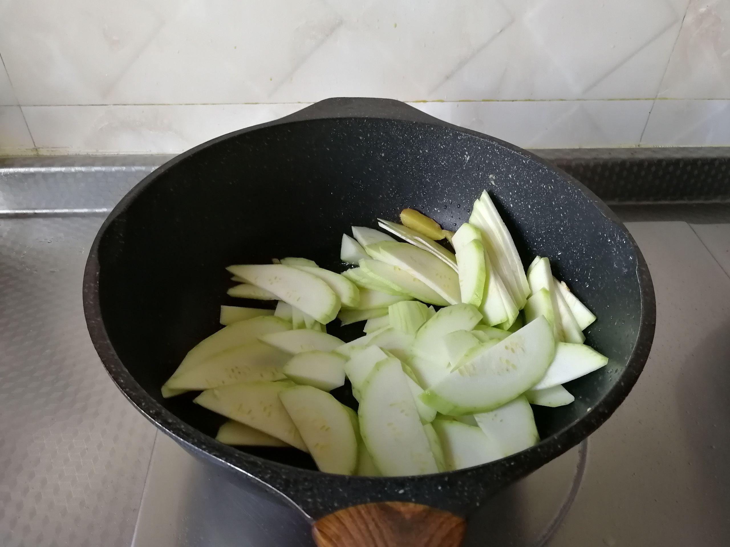 嫩西葫蘆炒雞蛋的做法-家常味炒菜譜