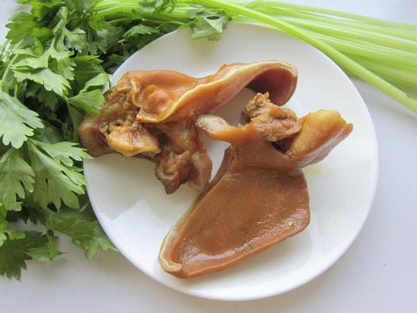 毛芹菜炒鹵豬耳朵的做法-家常味炒菜譜