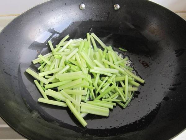 毛芹菜炒鹵豬耳朵的做法-家常味炒菜譜