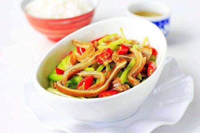 毛芹菜炒鹵豬耳朵的做法-家常味炒菜譜