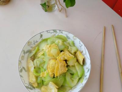 嫩西葫蘆炒雞蛋的做法-家常味炒菜譜