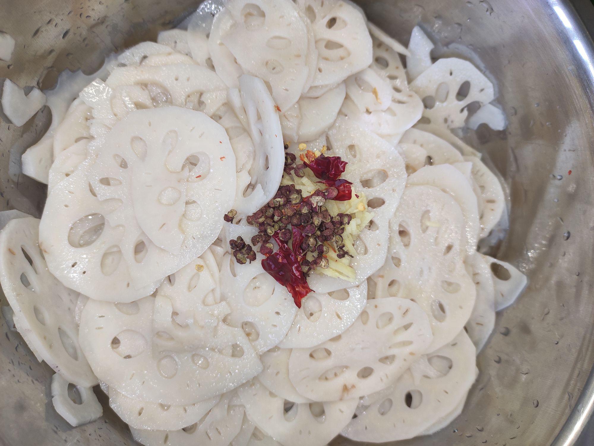 熗拌蓮藕的做法-酸辣味拌菜譜-易網(wǎng)健康養(yǎng)生網(wǎng) 熗拌蓮藕的做法-酸辣味拌菜譜