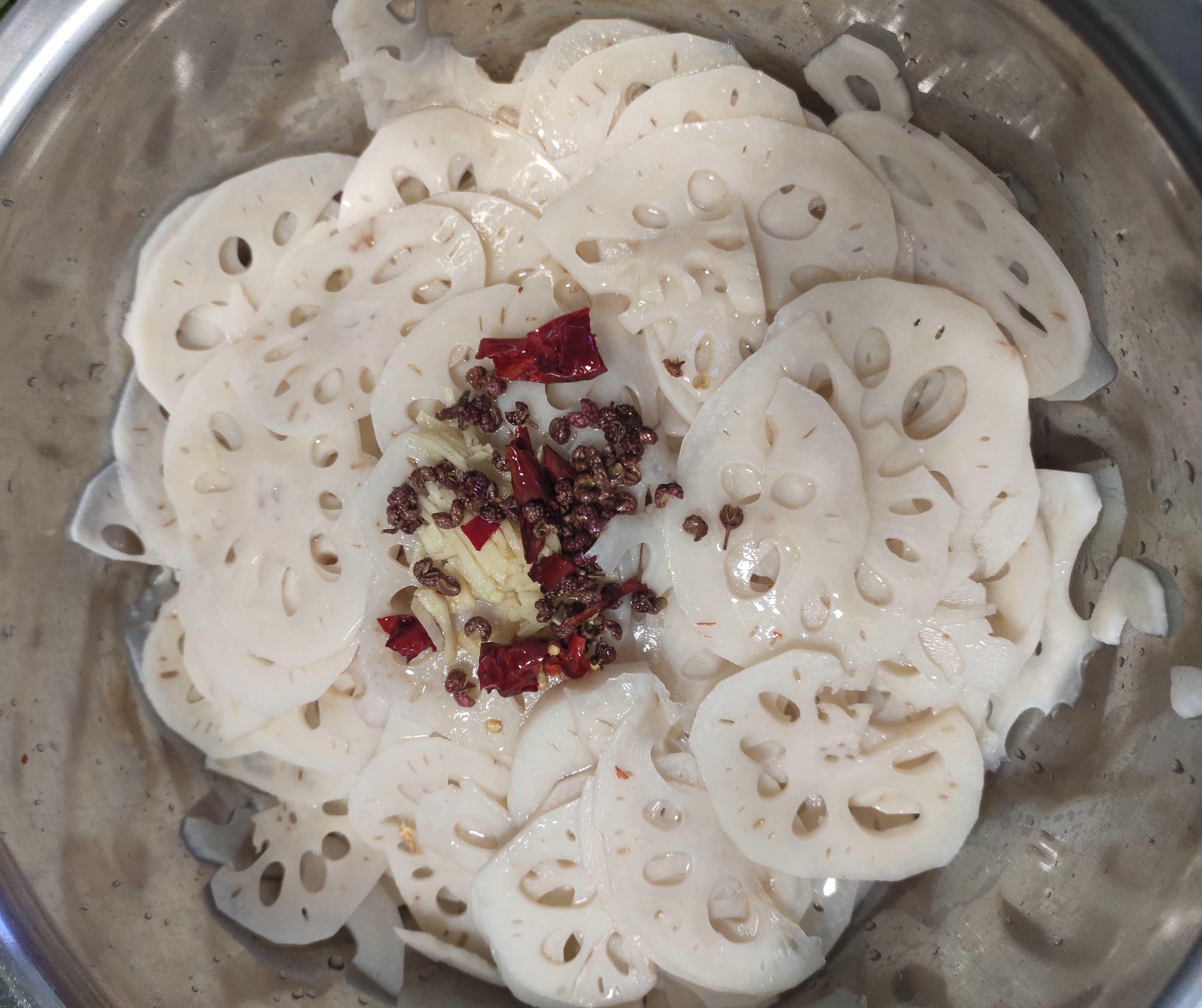 熗拌蓮藕的做法-酸辣味拌菜譜-易網(wǎng)健康養(yǎng)生網(wǎng) 熗拌蓮藕的做法-酸辣味拌菜譜