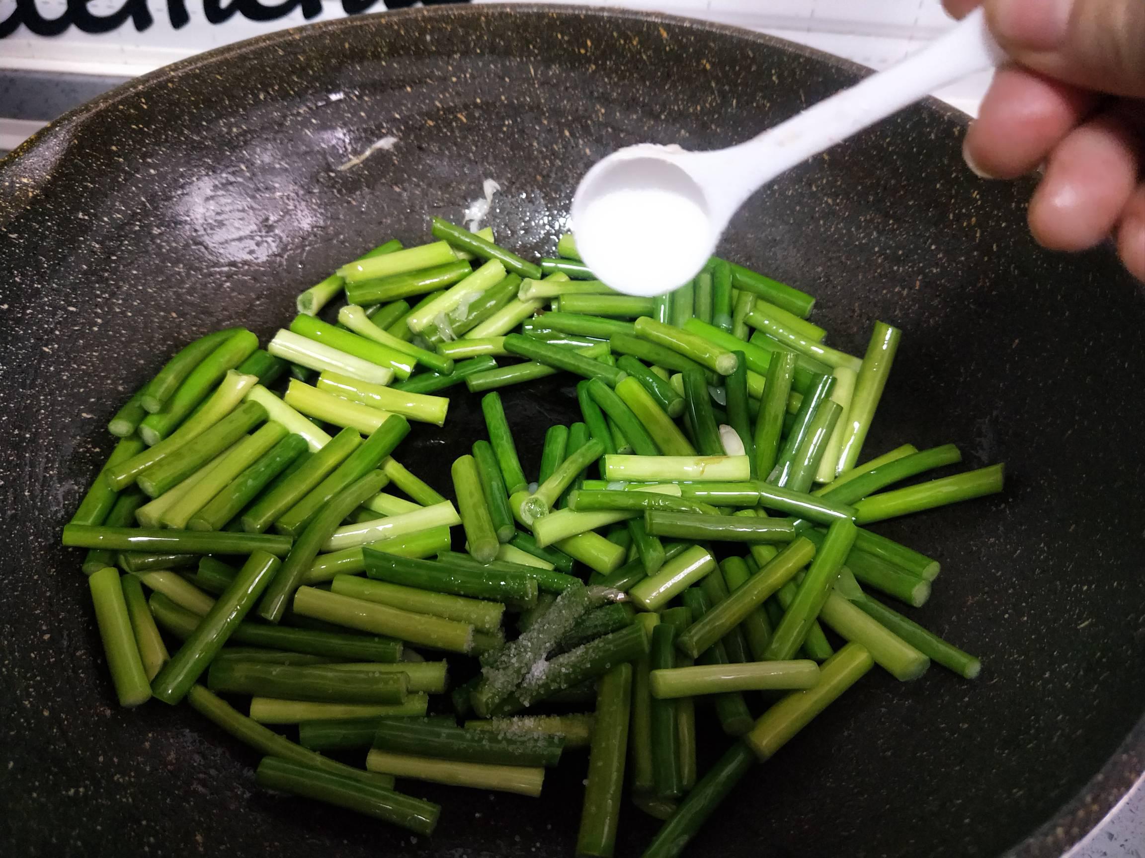 白肉炒蒜苔的做法-家常味炒菜譜