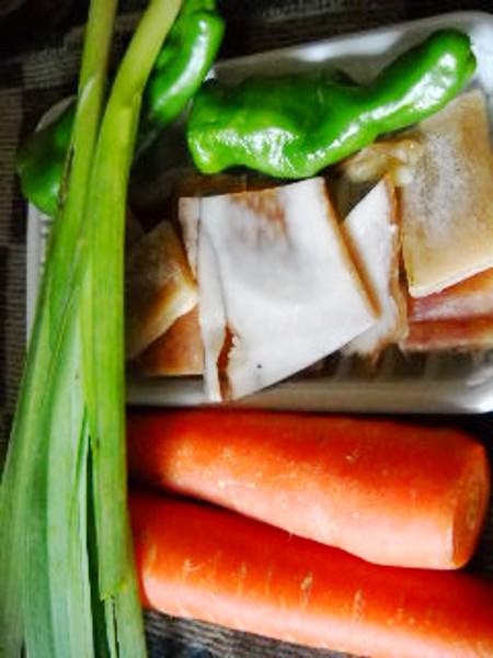 臘肉皮燉胡蘿卜的做法-咸鮮味燉菜譜