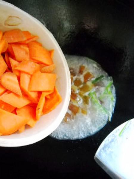 臘肉皮燉胡蘿卜的做法-咸鮮味燉菜譜