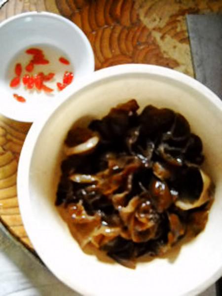 剁椒木耳燉鯽魚的做法-咸鮮味燒菜譜