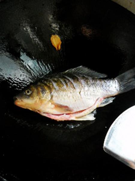 剁椒木耳燉鯽魚的做法-咸鮮味燒菜譜