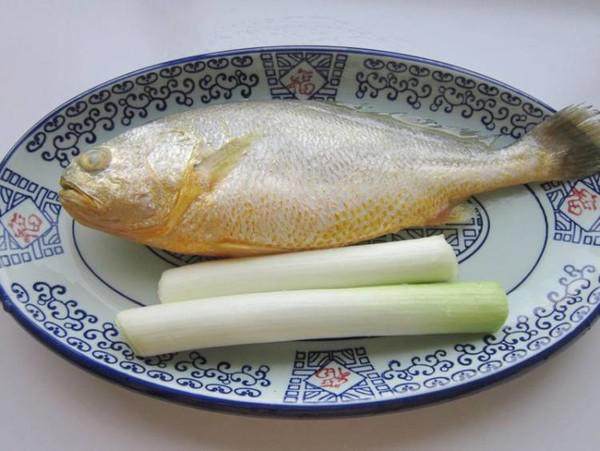 蔥油黃花魚的做法-家常味蒸菜譜