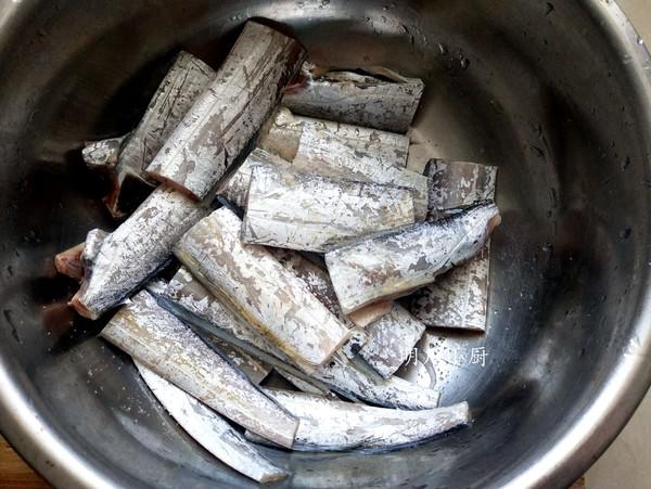 油炸刀魚的做法-家常味炸菜譜