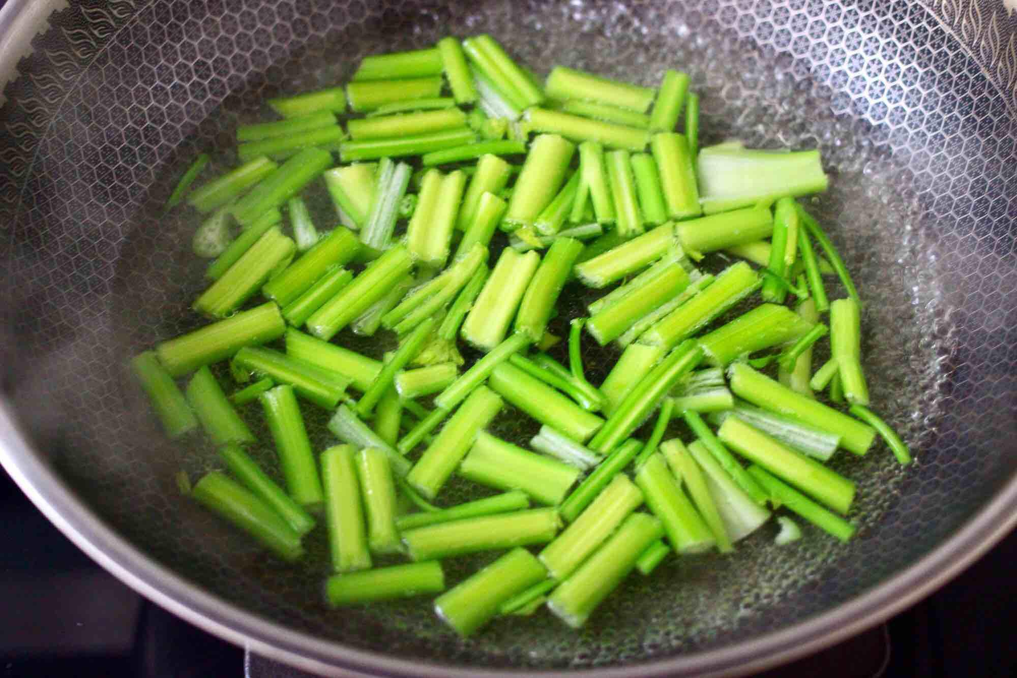 墨魚香干芹菜小炒的做法-咸鮮味炒菜譜