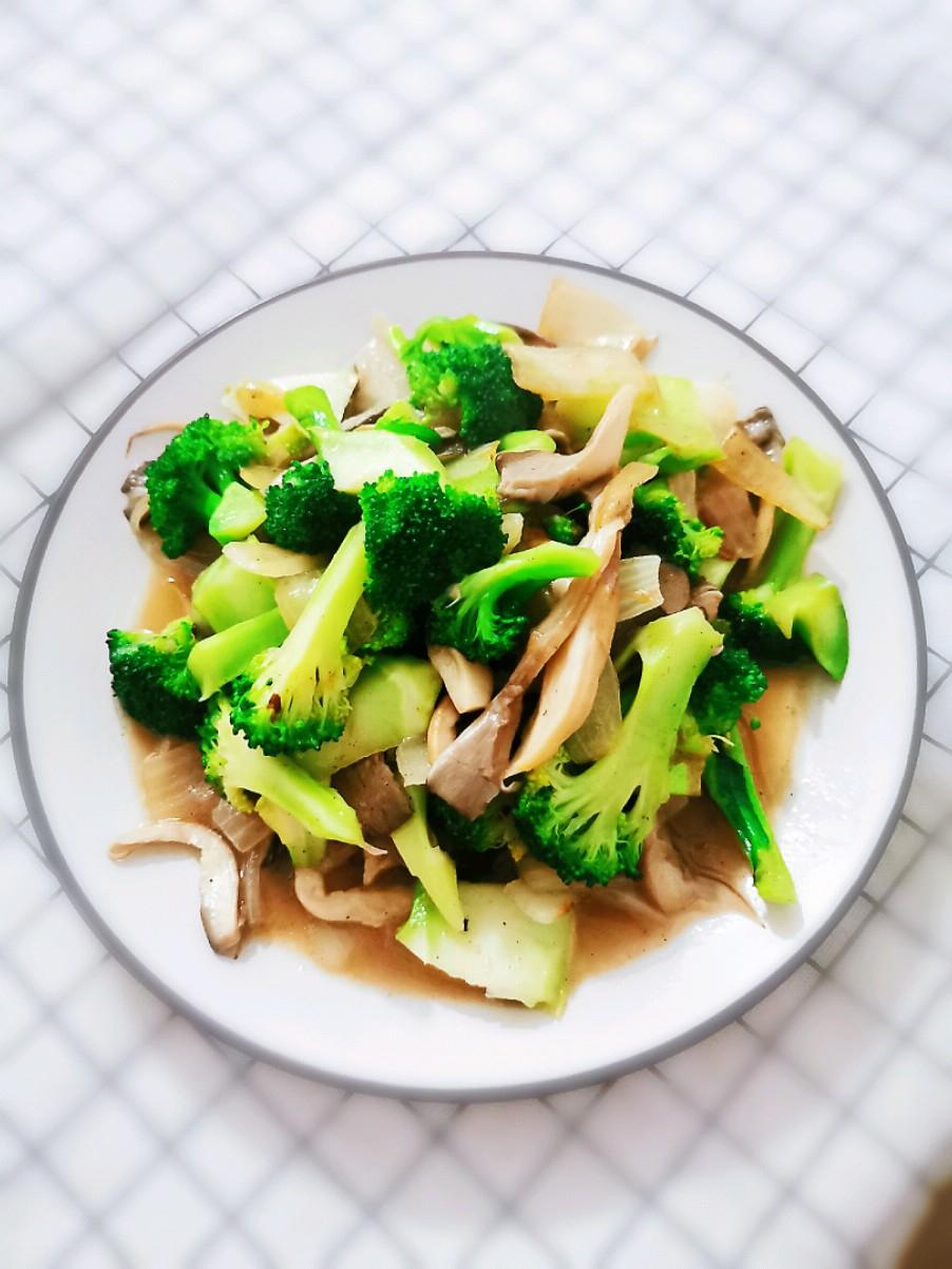 蘑菇炒西蘭花的做法-家常味炒菜譜