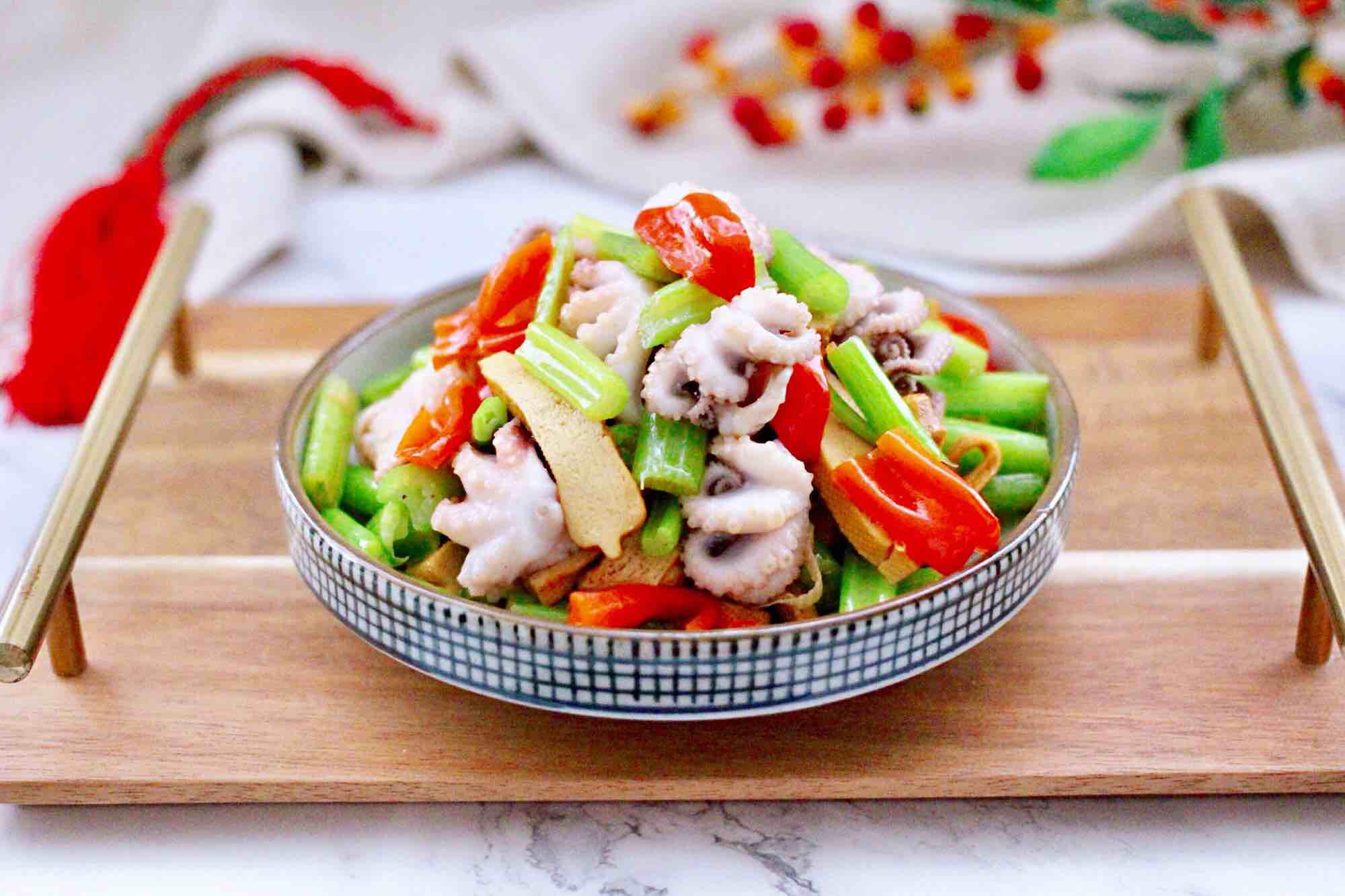 墨魚香干芹菜小炒的做法-咸鮮味炒菜譜